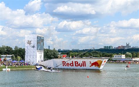 Red Bull Flugtag 2019：タイの革新的な芸術家「ピチャヤ・ナワット」が飛行機を飛ばす壮絶な挑戦